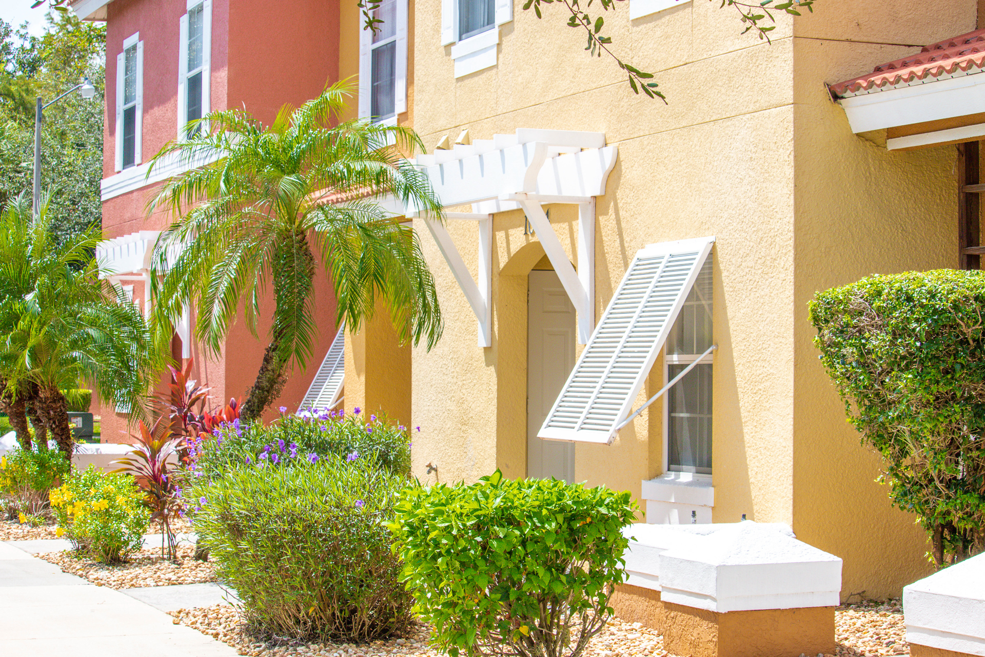 Beautiful facade of Berkley lake Townhomes in Kissimmee